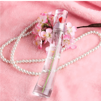 imagen de productos: perfumes con fondo rosa y collar de perlas