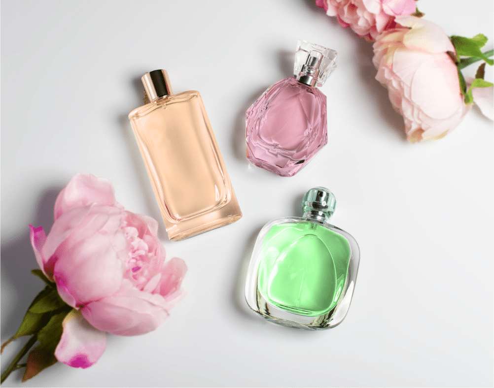 frascos de perfumes de colores con flores