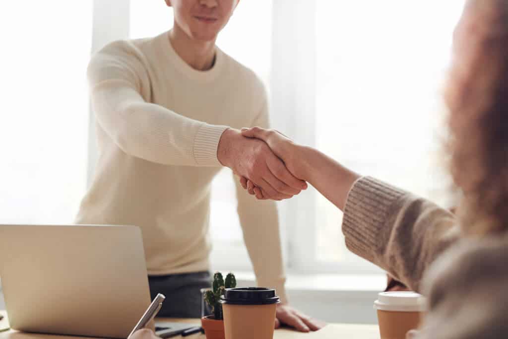 estrechando manos con un cliente