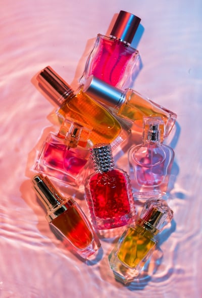 varios frascos de perfumes